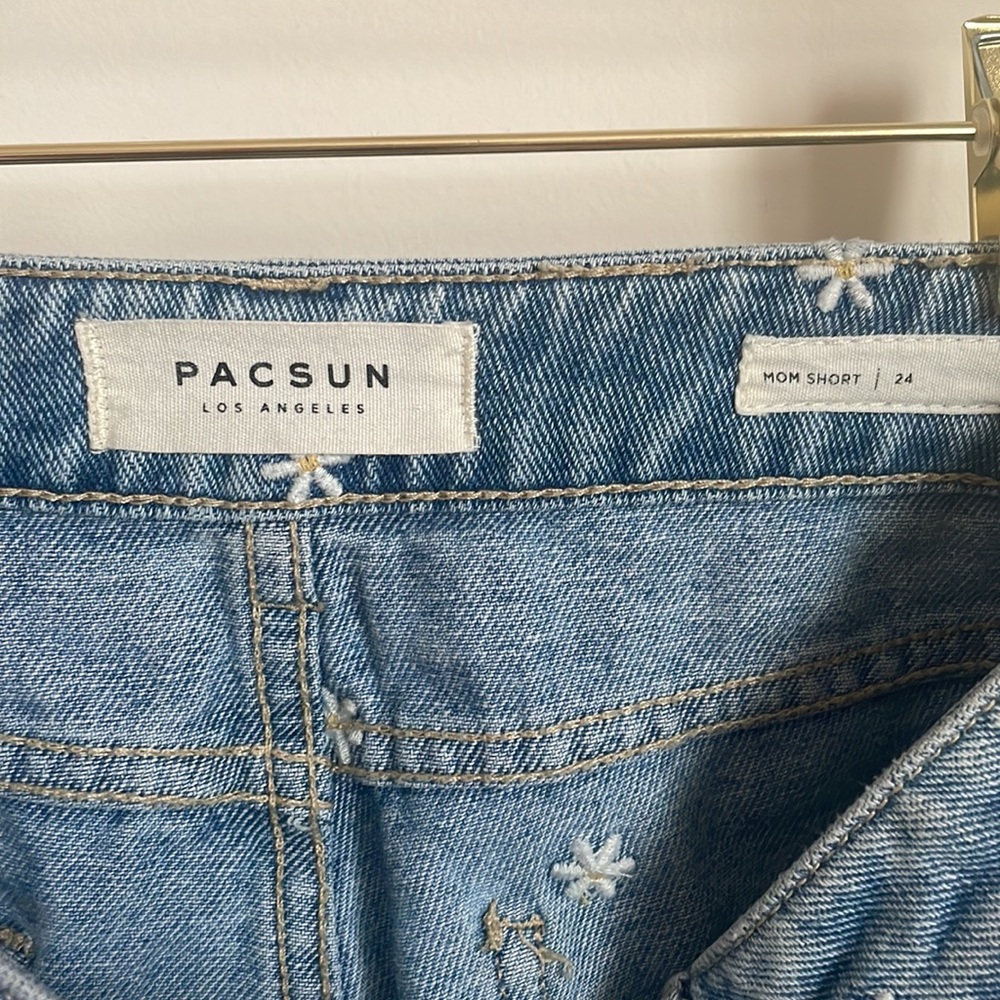 PacSun Light Wash Denim Raining Daisy Embroidered Mom Shorts (Size 24) - Picture 4 of 4